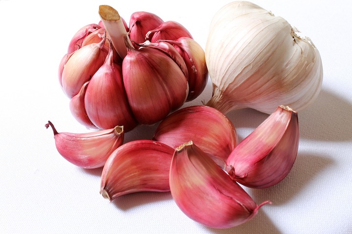 This image has an empty alt attribute; its file name is garlic-618400_1280.jpg