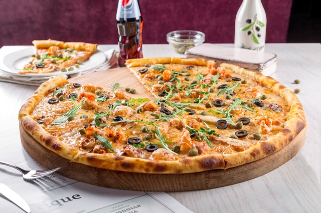 This image has an empty alt attribute; its file name is pizza-2000615_640.jpg